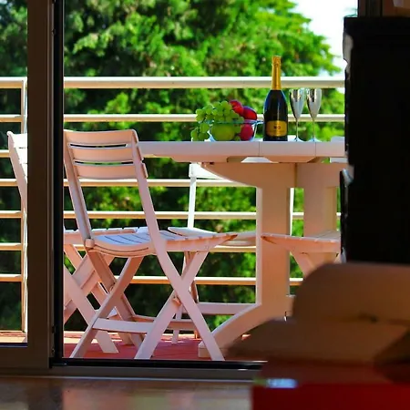 Spacious Flat In The Green With View On Lake Garda *
