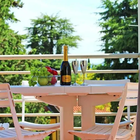 아파트 Spacious Flat In The Green With View On Lake Garda