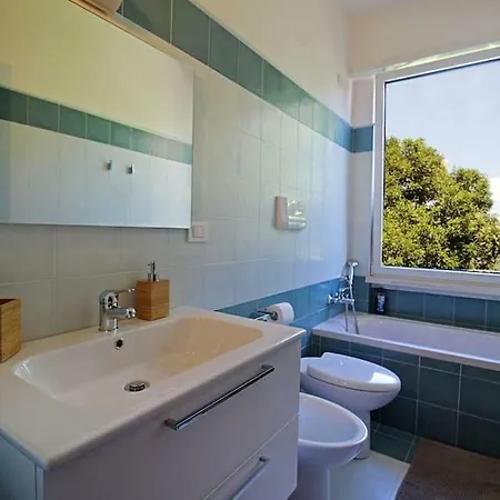 아파트 Spacious Flat In The Green With View On Lake Garda *