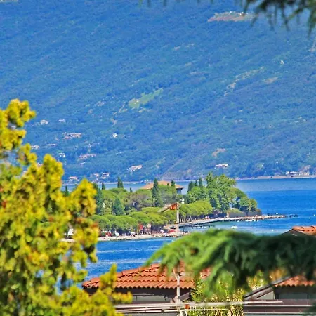 Spacious Flat In The Green With View On Lake Garda