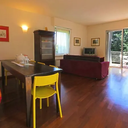 Spacious Flat In The Green With View On Lake Garda