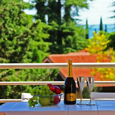 아파트 Spacious Flat In The Green With View On Lake Garda