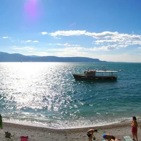 Spacious Flat In The Green With View On Lake Garda 아파트 *