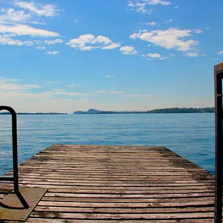 Spacious Flat In The Green With View On Lake Garda 아파트 *
